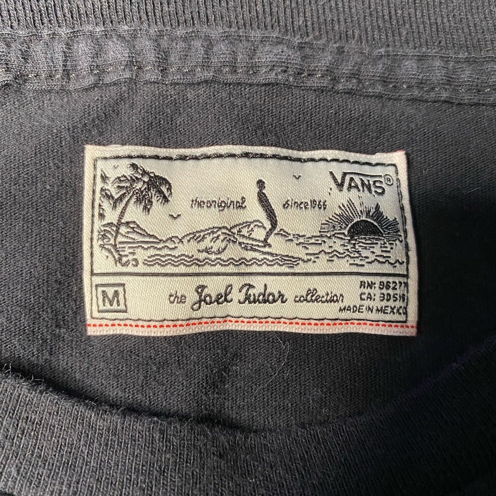 Men’s VANS black pocket T-shirt! SIZE MEDIUM!